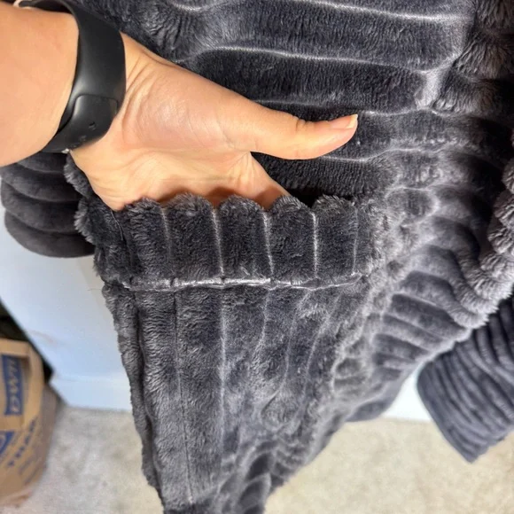 Anthropologie Mariposa Gray Fuzzy Soft Robe Lounge Cozy Size M/L - Picture 9 of 9